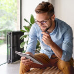 Persona analizando opciones de préstamo personal sin aval en España