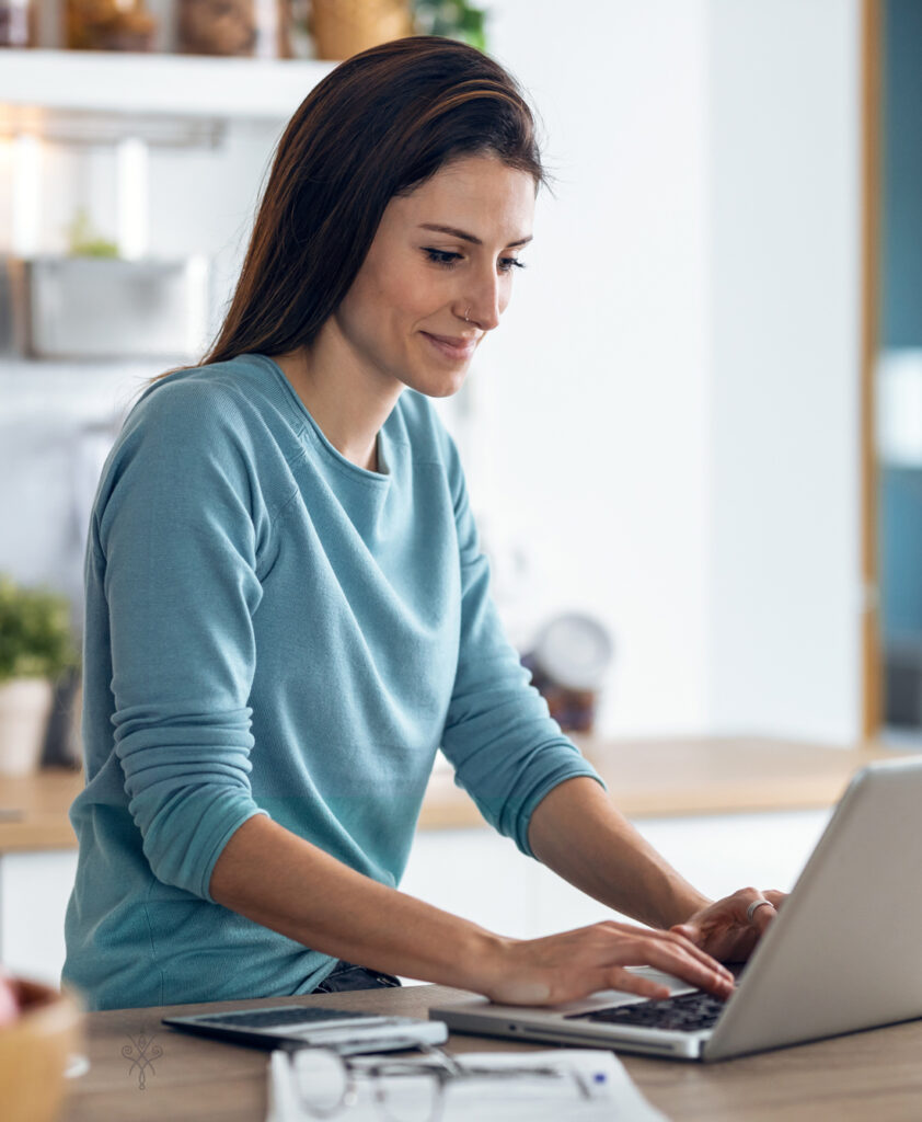 Persona comparando opciones de préstamo personal sin nómina online desde casa