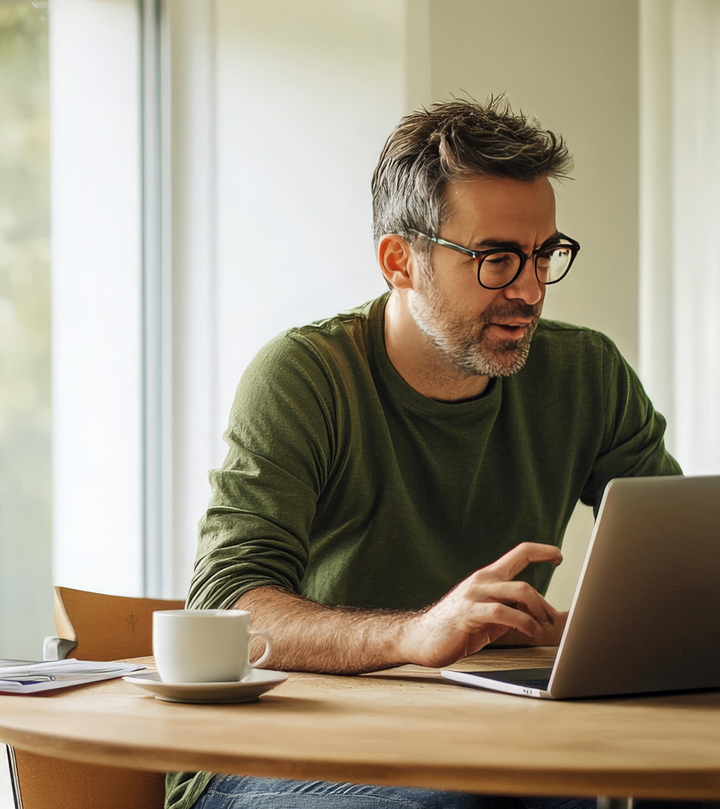 Hombre comparando mini créditos con ASNEF en España en su portátil